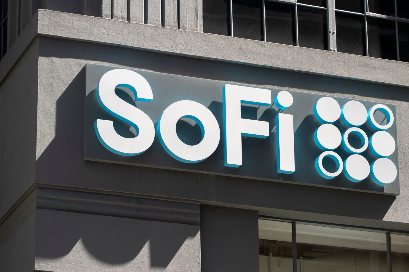 You are currently viewing SoFi Checking & Savings Review — Interest, Cash Back & More