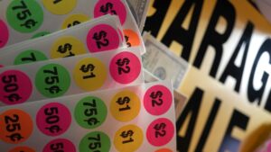 Read more about the article 7 Tips for Garage Sale Pricing to Maximize the Value of Your Items