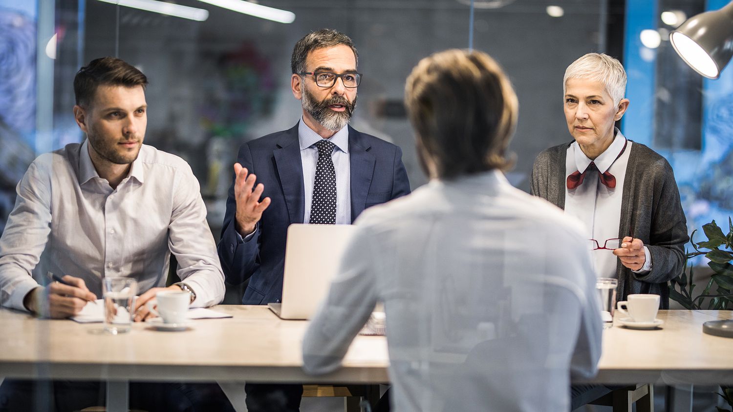 You are currently viewing Should You Use a Financial Advisor for Investments or Do It Yourself?