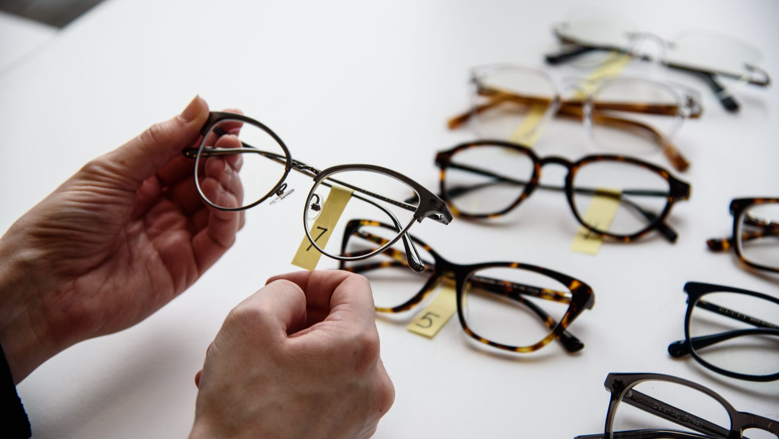Read more about the article 13 Best Places to Buy Prescription Eyeglasses for Cheap (Online / In-Store)